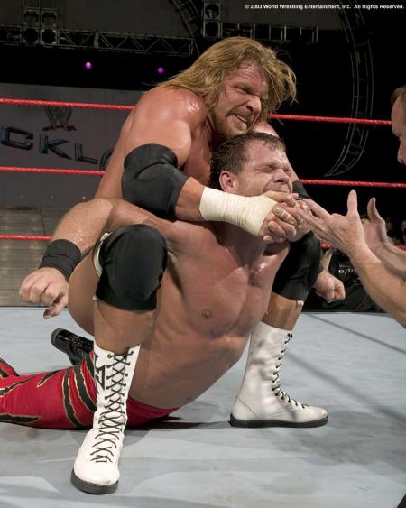 triple h qui etrangle chris benoit